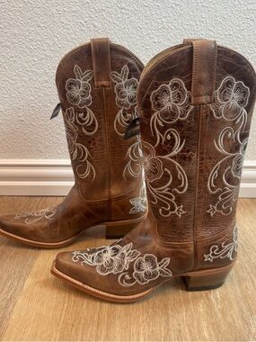 Brand new Shyanne Brown Western Lace-Up Embroidered Boots
